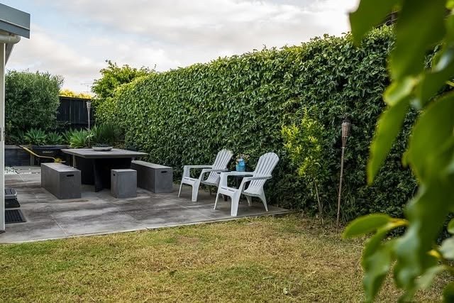Trimmed hedge and patio in an Auckland backyard